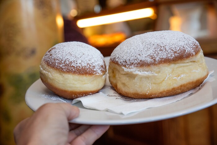 Zum Vergleich: links ein „normaler“ Krapfen, rechts der legendäre Klosterkrapfen. Das geheime ...
