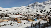 Die Passhöhe von Obertauern (Bildmitte) soll künftig autofrei werden.