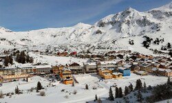Die Passhöhe von Obertauern (Bildmitte) soll künftig autofrei werden.