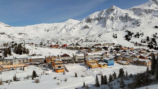 Die Passhöhe von Obertauern (Bildmitte) soll künftig autofrei werden.