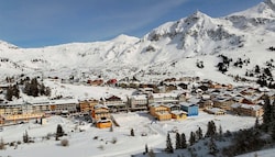 Die Passhöhe von Obertauern (Bildmitte) soll künftig autofrei werden.