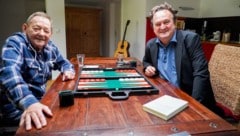 Er kann auch lieb lachen: Wolfgang Ambros erzählt Hanno Settele bei einer Runde Backgammon aus ...