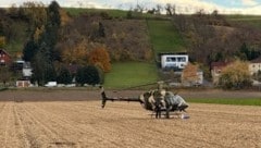 Der Bundesheer-Hubschrauber des Typs OH-58 mit drei Soldaten an Bord musste am Montag wegen ...