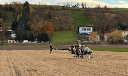 Der Bundesheer-Hubschrauber des Typs OH-58 mit drei Soldaten an Bord musste am Montag wegen ...