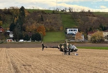 Der Bundesheer-Hubschrauber des Typs OH-58 mit drei Soldaten an Bord musste am Montag wegen ...