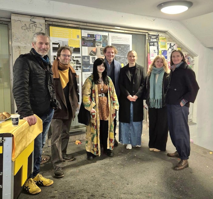 Britta Piovesan (re.) und Lorenz Potocnik (li.) mit Juror Matthias Seifert (4.v.li.) und einige ...