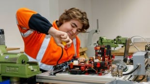 Löten und Schrauben statt die Schulbank zu drücken ist Linus Mich lieber. 