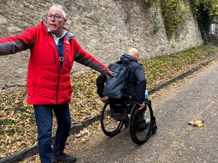 Mit vereinten Kräften den Weg hinauf nach Dürnstein.