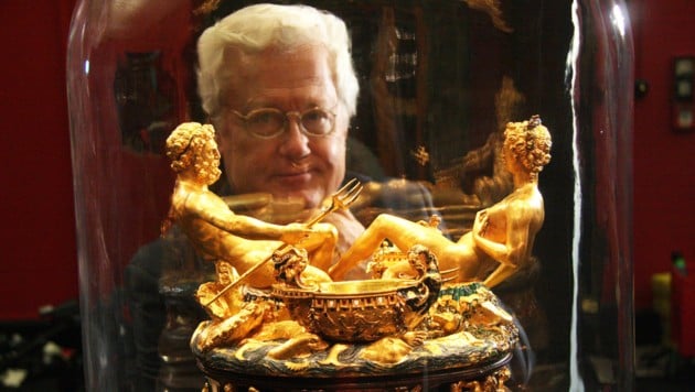 Glücklich betrachtet KHM-Generaldirektor Wilfried Seipel die 2003 gestohlene, 2006 heimgekehrte ...