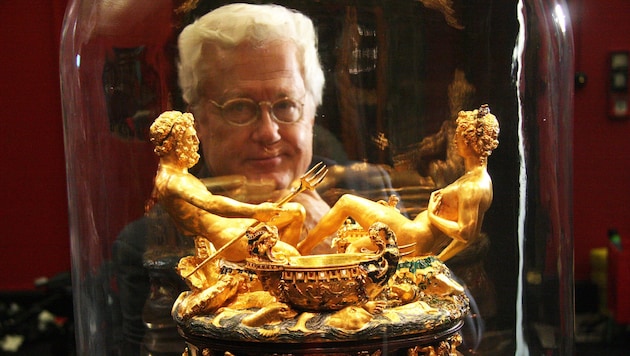 Glücklich betrachtet KHM-Generaldirektor Wilfried Seipel die 2003 gestohlene, 2006 heimgekehrte ...