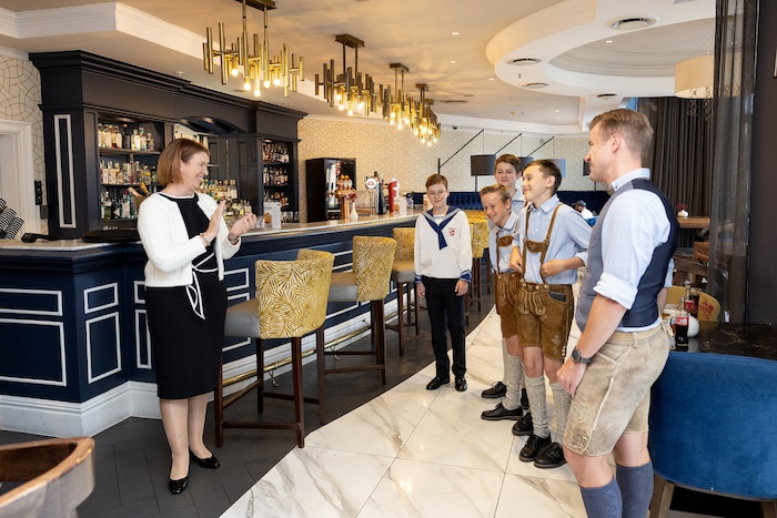 Vor ihrem Auftritt traf Landesrätin Michaela Langer-Weninger (li.) die Florianer Sängerknaben.