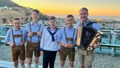 Die Florianer Sängerknaben Johannes, Valentin, Laurenz und David (v. li.) mit ihrem Chorleiter ...