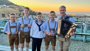 Die Florianer Sängerknaben Johannes, Valentin, Laurenz und David (v. li.) mit ihrem Chorleiter ...