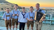Die Florianer Sängerknaben Johannes, Valentin, Laurenz und David (v. li.) mit ihrem Chorleiter ...