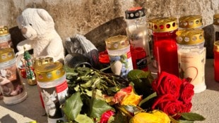 An der Unfallstelle bei der Unterführung Saag haben Passanten Kerzen und Blumen abgelegt – in ...