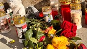 An der Unfallstelle bei der Unterführung Saag haben Passanten Kerzen und Blumen abgelegt – in ...