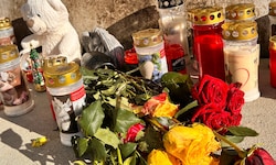 An der Unfallstelle bei der Unterführung Saag haben Passanten Kerzen und Blumen abgelegt – in ...