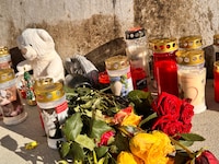 An der Unfallstelle bei der Unterführung Saag haben Passanten Kerzen und Blumen abgelegt – in ...