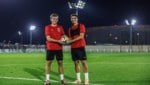 Dribbler Johannes Moser (li.) und U17-Kapitän Jakob Pokorny in Doha.