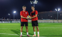 Dribbler Johannes Moser (li.) und U17-Kapitän Jakob Pokorny in Doha.