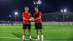 Dribbler Johannes Moser (li.) und U17-Kapitän Jakob Pokorny in Doha.