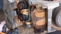 Die selbst gebastelten Bremsbeläge passten genau, ihre Bremswirkung war aber nahe Null.