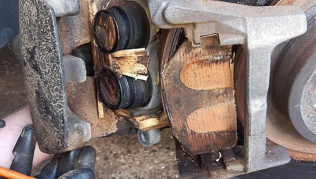 Die selbst gebastelten Bremsbeläge passten genau, ihre Bremswirkung war aber nahe Null.