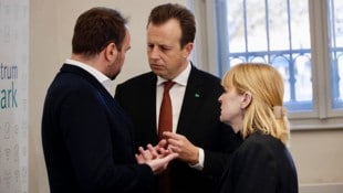 Gesundheitslandesrat Karlheinz Kornhäusl (Mitte) muss viel Kritik einstecken.