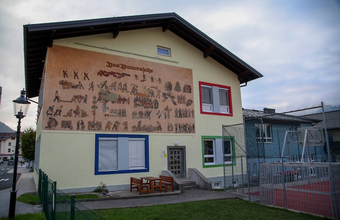 Zwischen Gasthof und Gemeinde stehen Schule und Kindergarten.