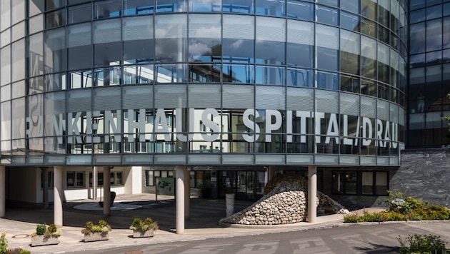 Ins Krankenhaus Spittal wurde die 57-Jährige gebracht, die beim Unfall verletzt worden war.