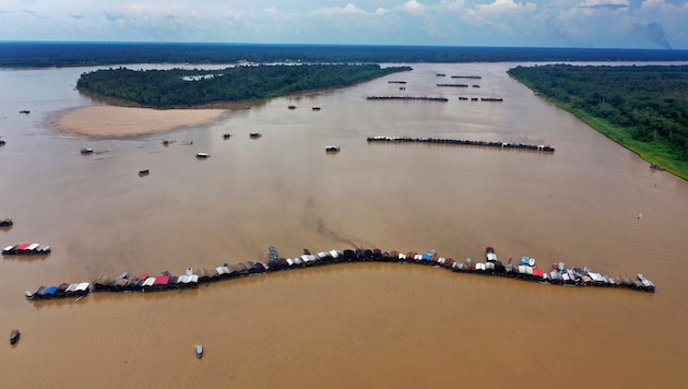 Baggerschiffe von illegalen Goldsuchern treffen sich auf dem Madeira-Fluss, um dort Gold zu ...