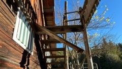 Die morschen Bretter des Holzbalkons gaben nach.