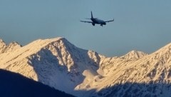 Die AUA-Frühmaschine aus Wien Dienstagmorgen im Landeanflug auf Innsbruck.