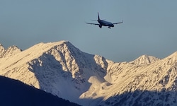 Die AUA-Frühmaschine aus Wien Dienstagmorgen im Landeanflug auf Innsbruck.