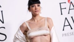 Weniger Stoff geht fast nicht mehr: Lily Allen zog mit diesem Top bei den CFDA Fashion Awards in ...