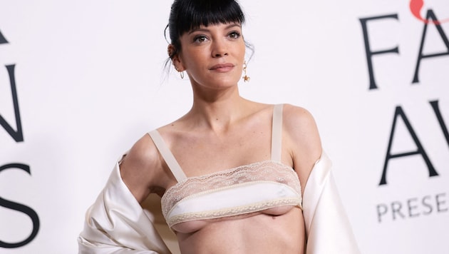 Weniger Stoff geht fast nicht mehr: Lily Allen zog mit diesem Top bei den CFDA Fashion Awards in ...