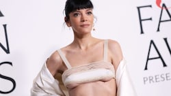 Weniger Stoff geht fast nicht mehr: Lily Allen zog mit diesem Top bei den CFDA Fashion Awards in ...