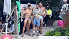 Oh là là! Elyas M’Barek zeigt Farbe – und ziemlich viel Haut beim Dreh auf Mallorca.