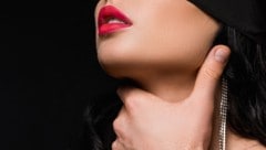 Jeder Zweite findet laut Umfrage Gefallen am Würgen beim Sex.