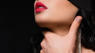 Jeder Zweite findet laut Umfrage Gefallen am Würgen beim Sex.
