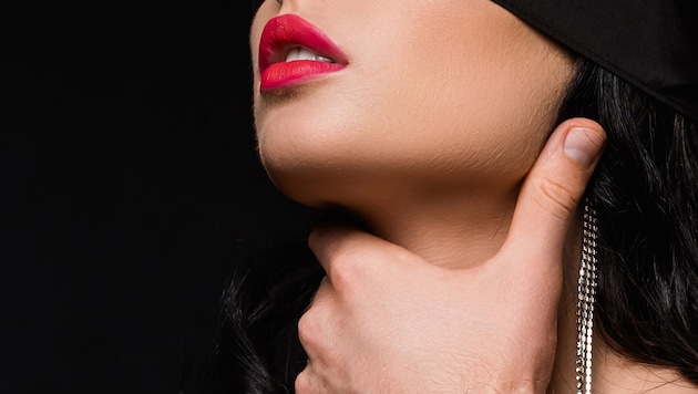 Jeder Zweite findet laut Umfrage Gefallen am Würgen beim Sex.