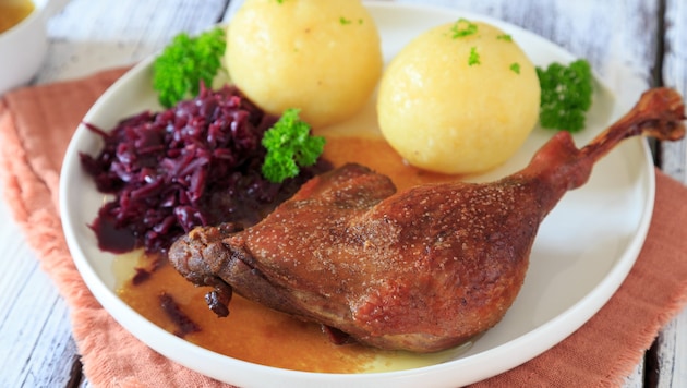 Sie können die Haut der Gänsekeulen auch vor der Verarbeitung ein paar Mal mit einer Gabel ...