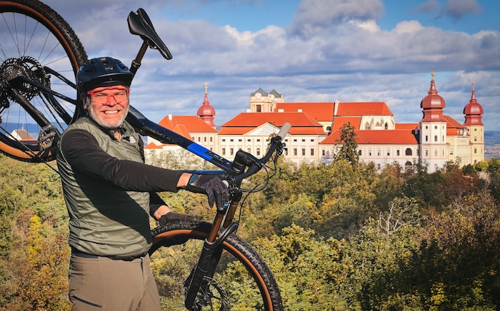 Hotelier, Mountainbiker und Trailwerk Wachau-Obmann Martin Samek vor dem berühmten Stift ...