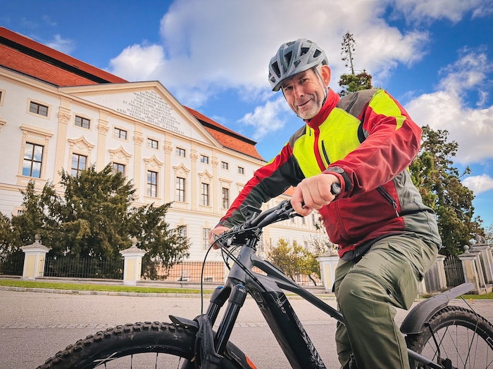Pater Maurus Kocher mit seinem E-Bike, mit dem er in der Freizeit auf Trails ebenso unterwegs ...