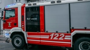 Die Feuerwehr Koblach rückte mit 33 Mann aus, bei der Ankunft am Brandort war das Feuer ...
