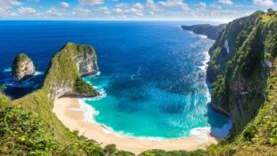 Der Kelingking-Strand ist wegen der spektakulären Klippen weltberühmt.