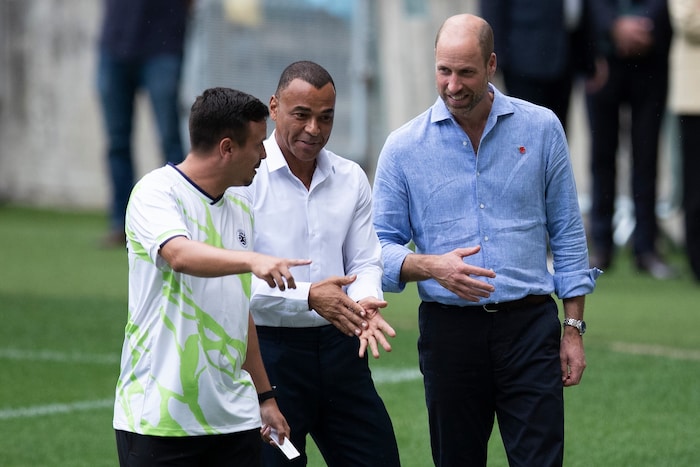 Prinz William (rechts) unterhält sich mit dem ehemaligen brasilianischen Fußballspieler Cafu ...
