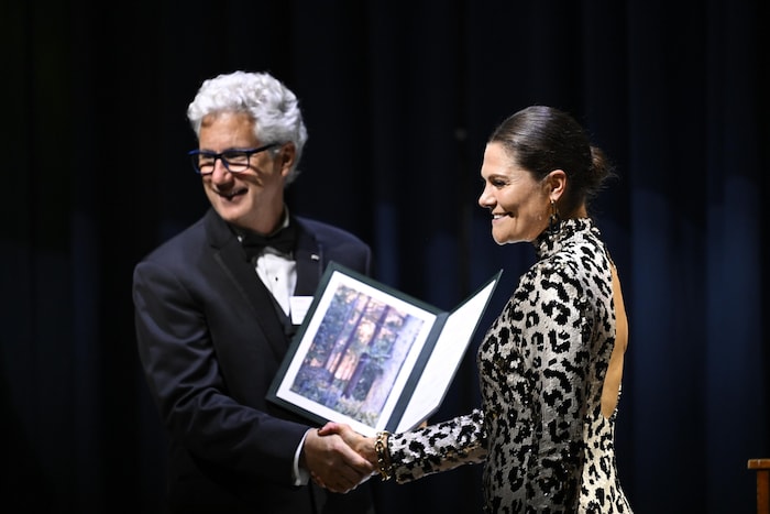 Die Kronprinzessin ließ ihren nackten Rücken blitzen.