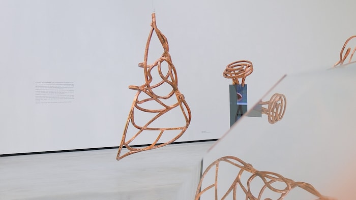 Manfred Wakolbinger: Mit metallenen Skulpturen erzeugt er eindrucksvolle Räume zwischen ...