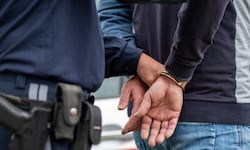 Der Täter wurde im Nahbereich der Tankstelle von der Polizei angetroffen und festgenommen.